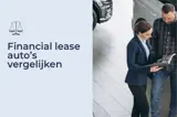 Auto verkoopster met klant in showroom vergelijken auto's in catalogus