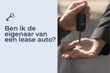 Een open hand die een sleutel aangereikt krijgt