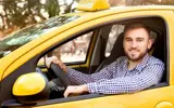 Taxichauffeur in taxi 